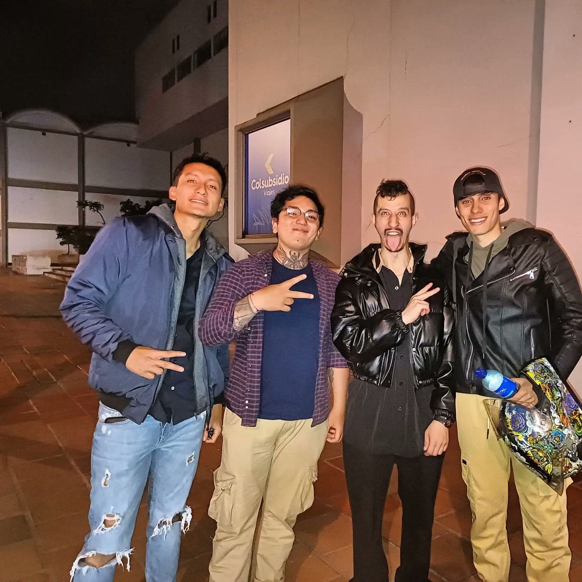Matriveram3's tweet photo. @LosPetitFellas 10 años hablando de esta vuelta, mis amigos escuchando como canto las mismas de siempre por años; acompañado mis ilusiones y desilusiones al compás de las baterías funkeras que tanto amo, muchas cosas han cambiado en 10 años, otras personas, otra forma de ver la.. https://t.co/auqFstZKDw