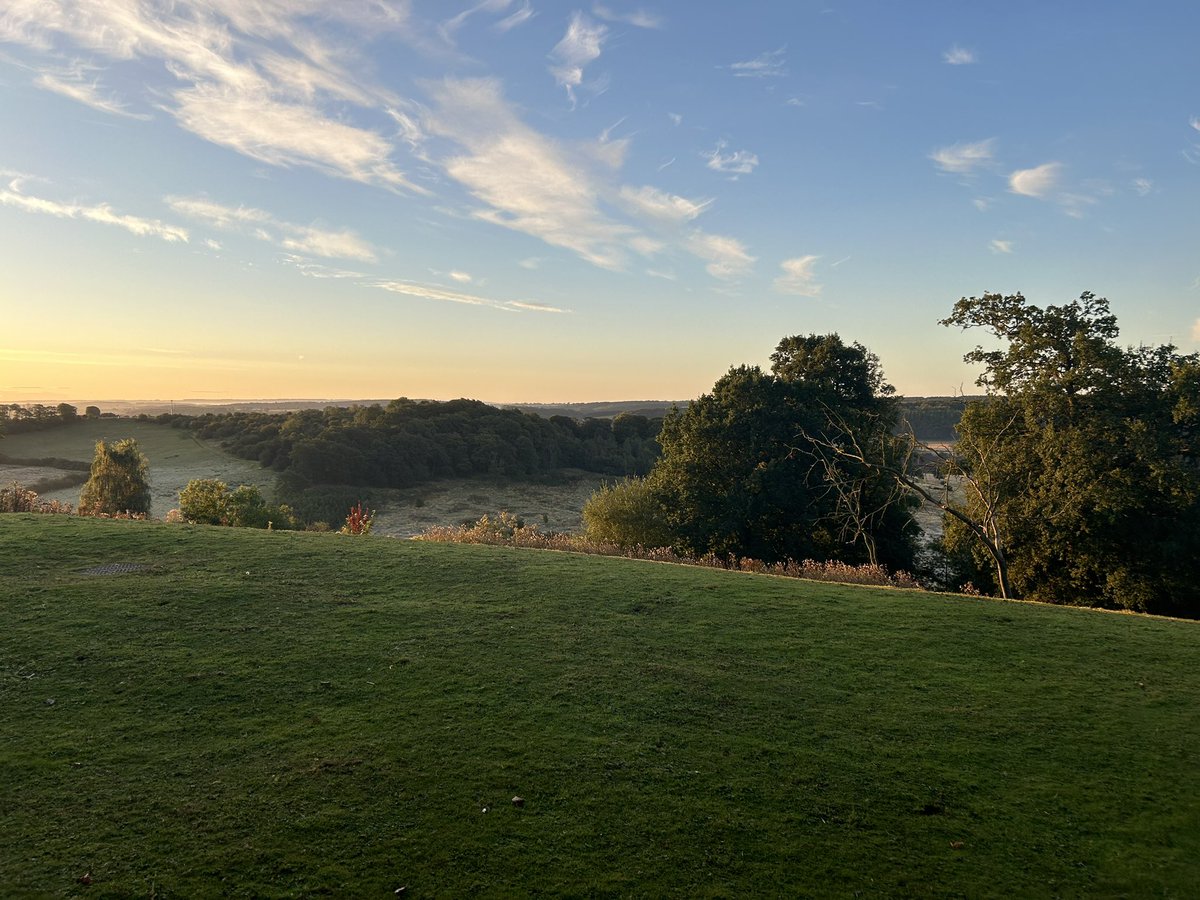 Amp_CollStB's tweet photo. Good morning from a cool and crisp St Bede’s House Garden 💙🤍💙🤍 https://t.co/NOjFR1viZ3