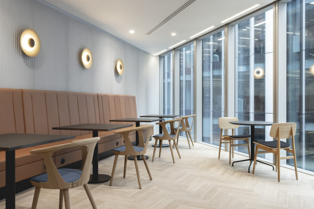 We were selected to make furniture for the new offices of the specialty (re)insurance group Chaucer, including these breakout area dining tables made in black Fenix with a bronze trim.

Interior design: @scottbrownriggltd⁠
Furniture consultant: @showcaseinteriorsuk