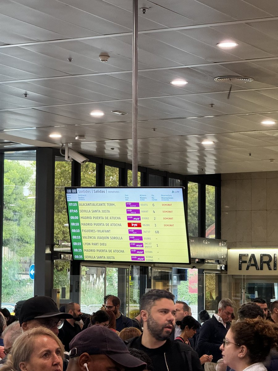 vicensmo's tweet photo. Renfe…. Sempre puntual
#estaciodesants #renfe #ave https://t.co/46LGlEYUqM