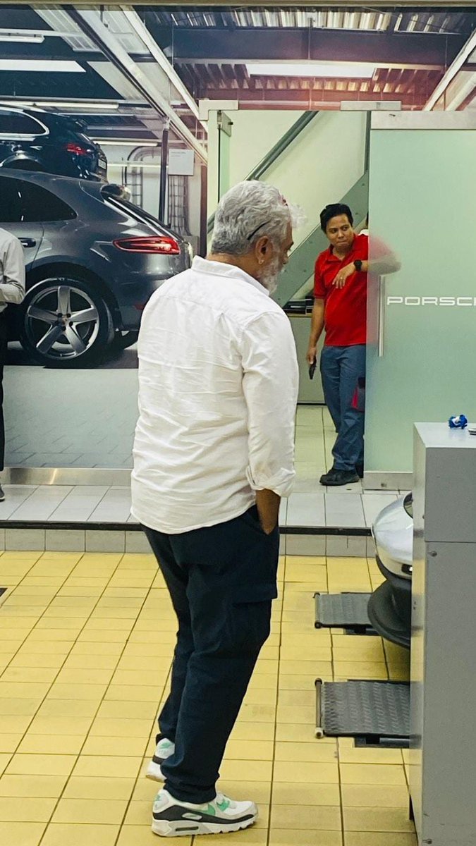 rameshlaus's tweet photo. AK Latest clicks from Dubai Car Showroom 🔥🔥

#Ak #Ajithkumar #VidaaMuyarchi
@Thala_Vicky23
@AzarAjith24 https://t.co/IN01BWZU8f