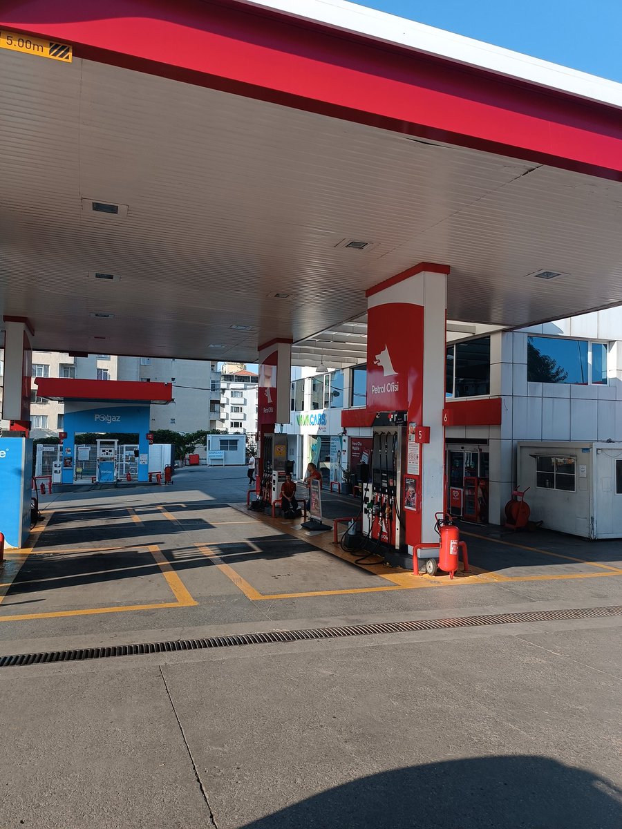 PETROLOFİSİ gülsuyu koprusubayii hava basma ünitesi calisirmiyor
Bunları kontrol eden bir yetkili yokmu 
Hortumun ucundaki küçük bir parca arızali.
Gorevlilere soylediginizde aldığımız cevap çok ilginç İÇERİYE SOYLUYORUZ YAPTİRMİYORLAR.
Yazık size petrolofisi ben vereyim parasini