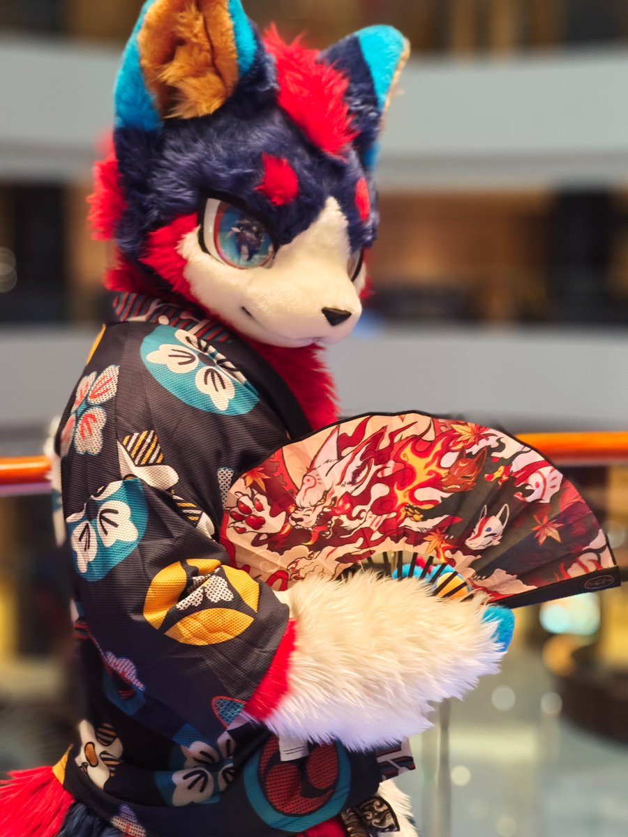风华正茂，轻摇折扇  

红尘贵公子 

拍摄：@故人拾壹画

#FursuitFriday