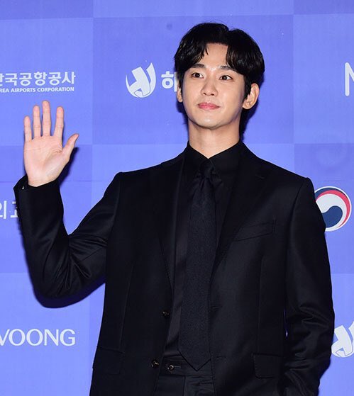 soohyunupdates's tweet photo. [0913] In a recent interview, actor Jung Haein shared that he personally invited actor #KimSoohyun to the VIP screening of Veteran 2.

Q. Many people are curious about which friends were personally invited to the VIP screening. 

Jung Haein: Soohyun! Even though he's busy filming, he said he would come, which makes me really happy. (Kim Soohyun is currently filming Knock Off). Also, most of the cast from Love Next Door will likely attend.

⸻ https://t.co/PdY33uamFR