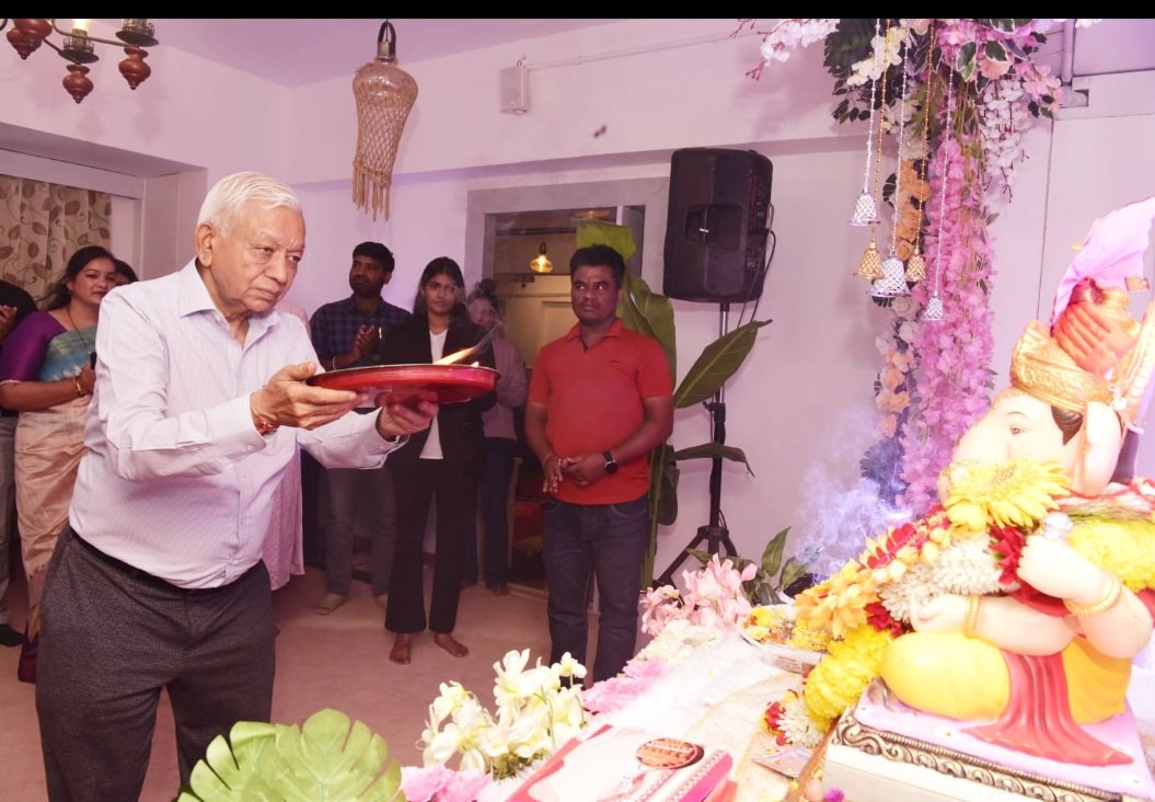 Ganesh aarti performed at the hands of Senior Advocate S.k.Jain at Pune Miror office.
<a href="/MirrorPune/">PuneMirror</a>
@Archana_Scoope 
<a href="/ChaitralyD/">Chaitraly Deshmukh</a> 
@mouryalaxman
