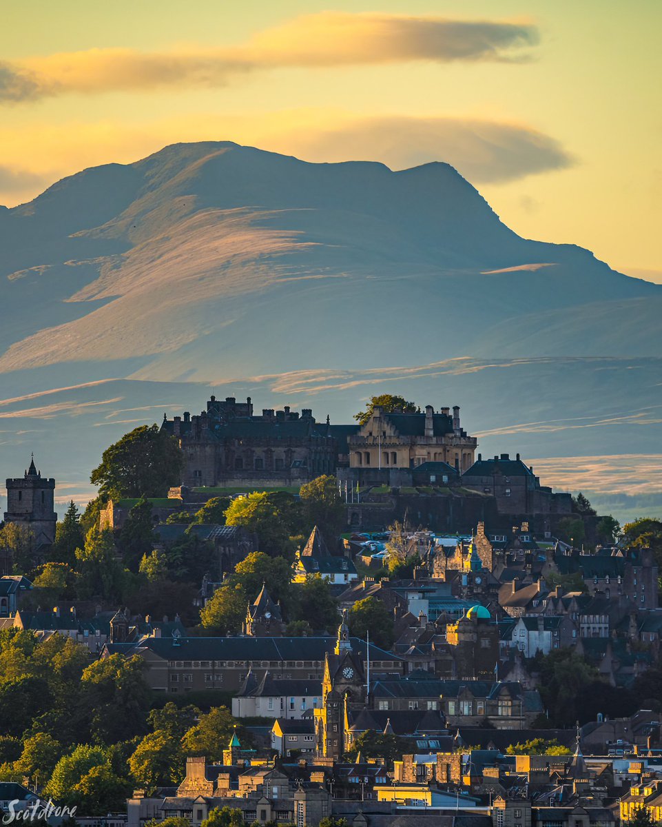 Sunset at Stirling Castle last night 😎 #stirling #castle #scotland

Behind the scenes video of me getting this shot-
youtu.be/1pZfVYof8_A?si…