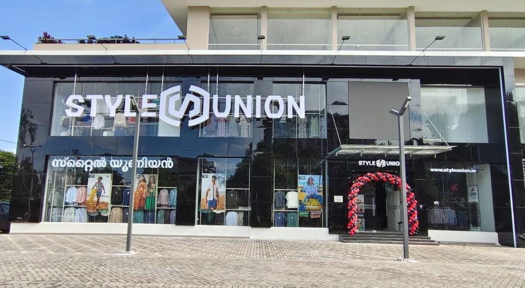LuckyInvest_ARK's tweet photo. Excited to announce the opening of Style Union Kottayam, our 9th store in Kerala! 🎉 Just in time for Onam, bringing you the freshest fashion to celebrate in style. #NeverBlendIn #StyleUnion #Onam2024 #Kottayam https://t.co/7c0pTyTMmU