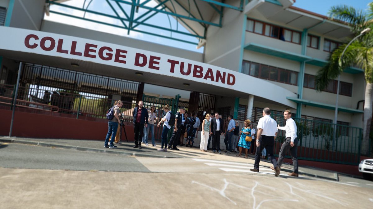 HC98800's tweet photo. #nouvellecaledonie | Visite au collège de Tuband. 
Le haut-commissaire de la République s'est rendu au Collège de Tuband pour échanger avec les équipes pédagogiques et les élèves très contents de retrouver leurs professeurs et leur établissement ! 🏢👬 
#sécurité https://t.co/kSjnBGJsl2