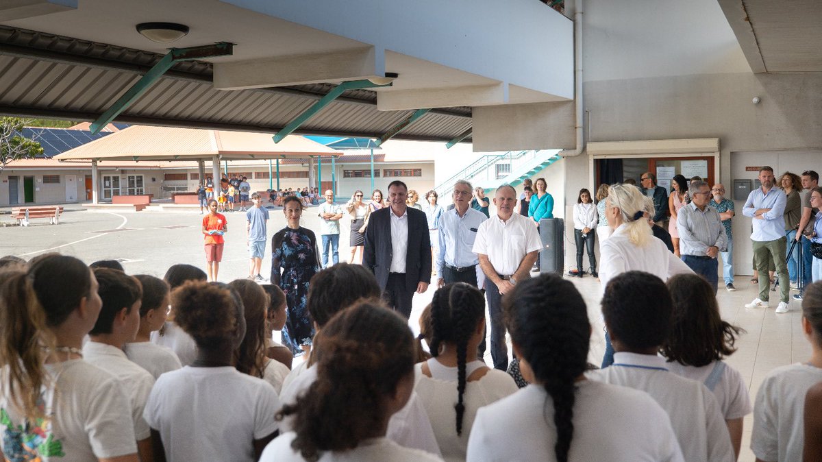 HC98800's tweet photo. #nouvellecaledonie | Visite au collège de Tuband. 
Le haut-commissaire de la République s'est rendu au Collège de Tuband pour échanger avec les équipes pédagogiques et les élèves très contents de retrouver leurs professeurs et leur établissement ! 🏢👬 
#sécurité https://t.co/kSjnBGJsl2