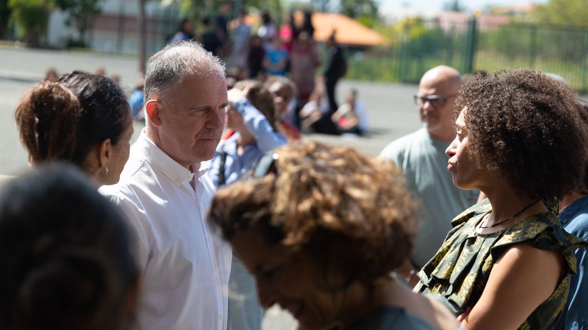 #nouvellecaledonie | Visite au collège de Tuband. 
Le haut-commissaire de la République s'est rendu au Collège de Tuband pour échanger avec les équipes pédagogiques et les élèves très contents de retrouver leurs professeurs et leur établissement ! 🏢👬 
#sécurité