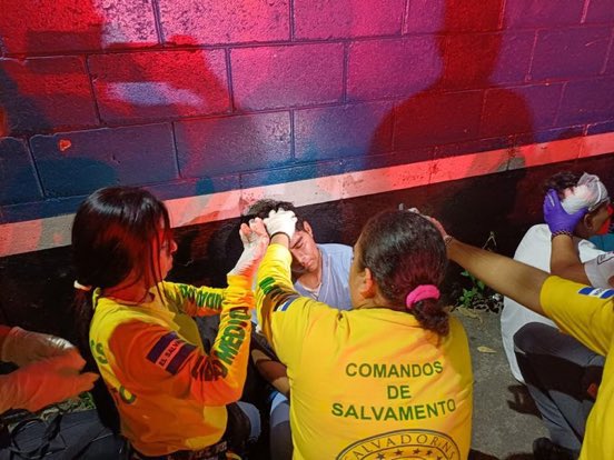 NoticieroTele's tweet photo. #NoticieroTelemas || Las autoridades informan sobre una riña entre estudiantes del #INFRAMEN y del INTI la que dejó a 4 jóvenes gravemente lesionados y otros 10 detenidos.
Los hechos ocurrieron en los alrededores del redondel Don Rúa, #SanSalvador donde se atacaron con piedras. https://t.co/ixktt3JmFi