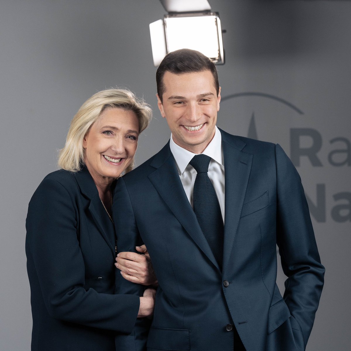 MLP_officiel's tweet photo. Joyeux anniversaire @J_Bardella ! https://t.co/M4cFs07eHJ