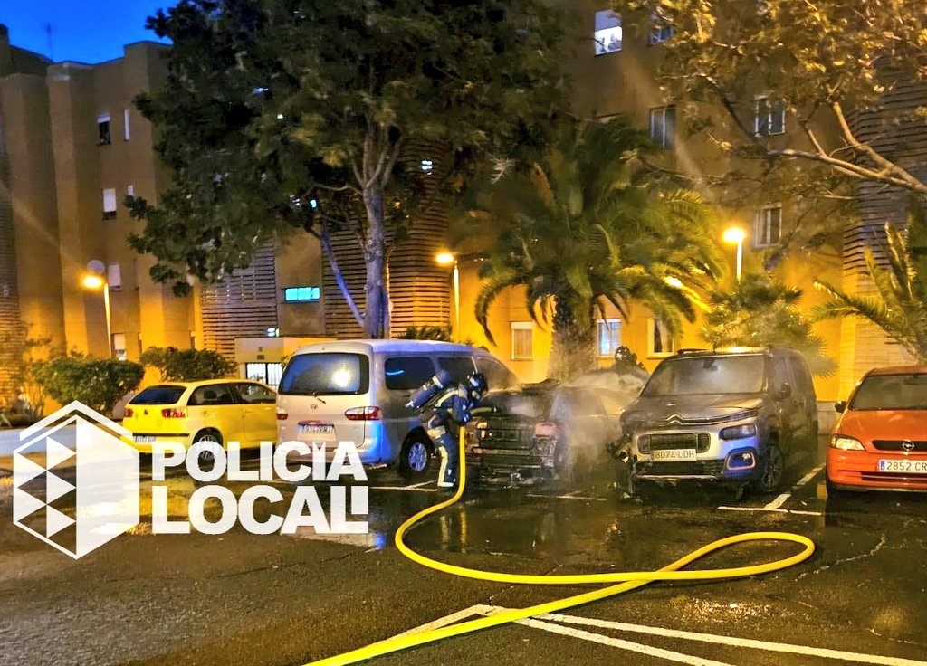 laradiocanaria's tweet image. 🔴 @PoliciaLocalSC y @BomberosTf intervinieron anoche en el incendio de hasta cuatro vehículos en Ofra, Santa Cruz de Tenerife.

Posteriormente, otro vehículo también resultó calcinado en Añaza.

#InformativosCR 
📡 rtvc.es/la-radio-canar…