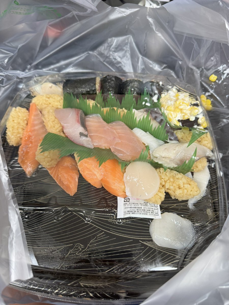 _kitune_'s tweet photo. スシローの寿司を自転車で持ち帰るとだいたいこうなるのだけどうまい持ち帰り方を知りたい。。。 https://t.co/gjqJFwoYR5