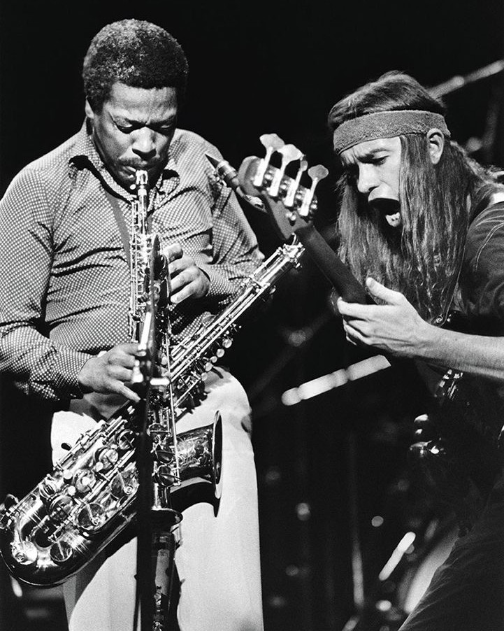 🎷 Jazz isn’t just about notes; it’s about the feelings they evoke. How does sound shape your surroundings? Let’s explore this connection! 

#JazzMusic #SoundAndLight #Emotions