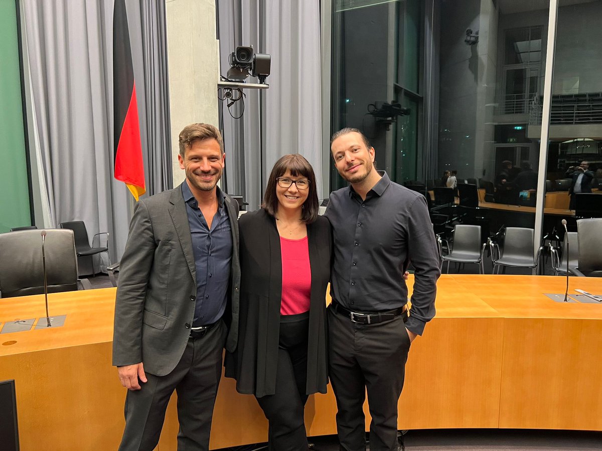 JoanaCotar's tweet photo. Was für eine tolle Veranstaltung gestern bei @BTCimBundestag!

Danke @RomanReher für den tollen Vortrag, danke an alle Gäste fürs Kommen und danke für die tollen Fragen und die Diskussionen im Anschluss! 🙏

Wenn das Video des Abends fertig ist, schicke ich es an den ein oder anderen Kollegen in Sachsen. 😉 #Bitcoin #BitcoinimBundestag