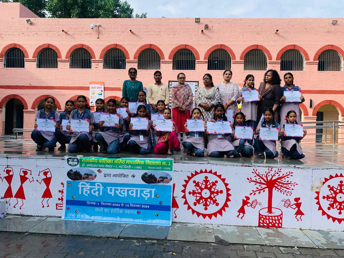 ggsss1923050's tweet photo. #हिंदीदिवस 

राजकीय कन्या उच्चतम माध्यमिक विद्यालय न० 2 में
#हिंदीपखवाड़ा मनाया गया जिसमें कविता पाठ, शिक्षक दिवस, दोहा वाचन, आशु भाषण, लोक नृत्य, लोक गीत और बहु रूप पोशाक प्रतियोगिता आयोजित किए गए। साथ ही साथ प्रतिभागियों को प्रमाणपत्र वितरित किए गए।

@Dir_Education @SCERT2021 https://t.co/KvEVzTbt6e