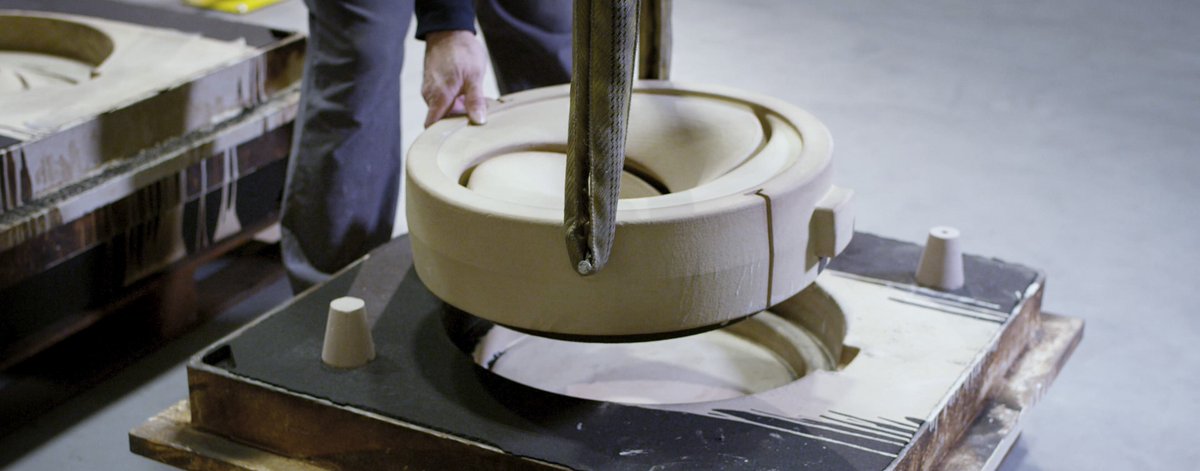 Combining a conventionally made mold and a 3D-printed core has many advantages such as core consolidation, faster delivery times, reduced production costs, and improved core quality, as highlighted in this article from <a href="/FTJ_UK/">FoundryTradeJournal</a>. Dive deeper into this topic. hubs.li/Q02Pt7Qp0