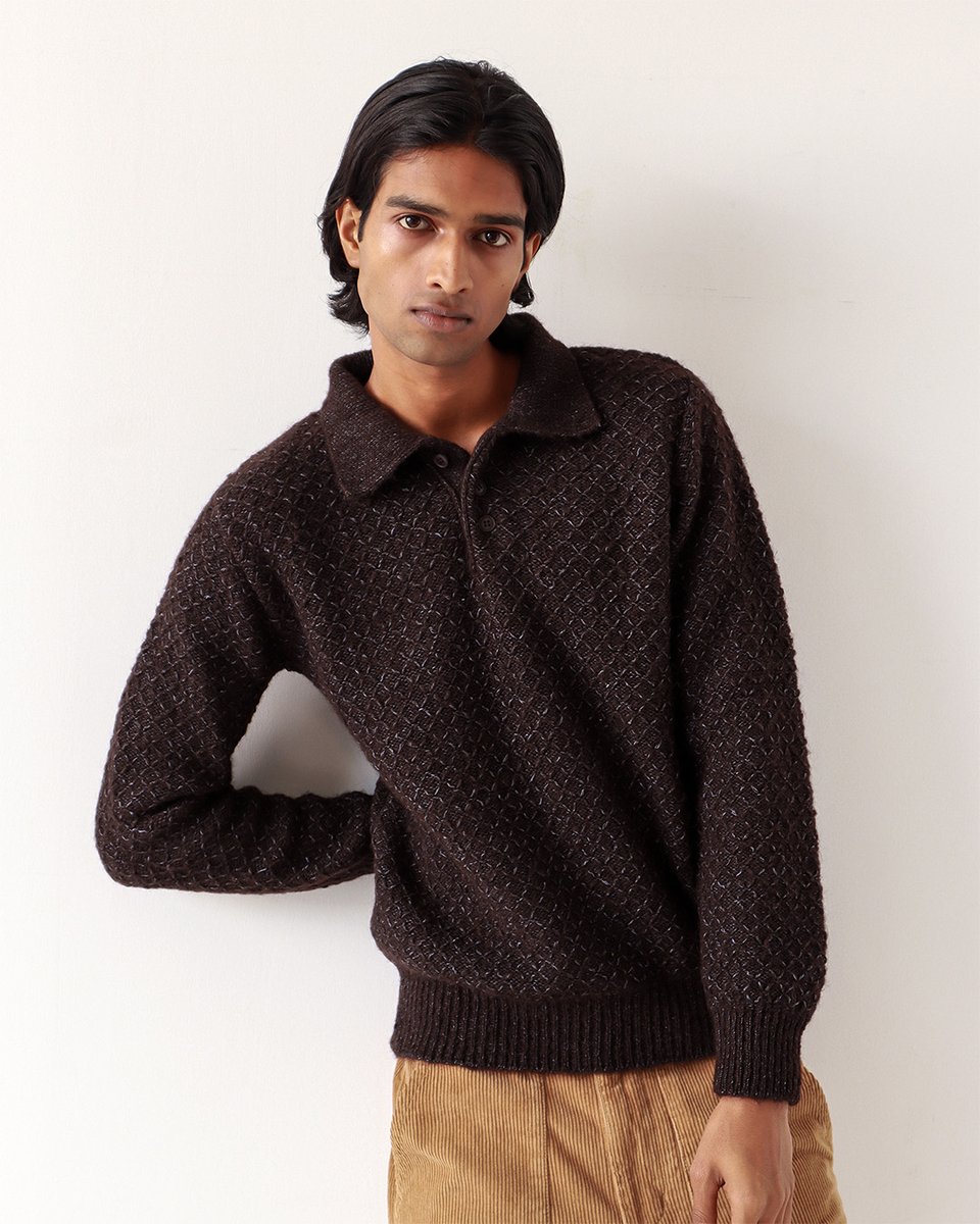 far___afield's tweet image. The Kier Knitted Polo, given a seasonal update through the use of a tonal diamond cable design and multi colour flecked yarn. Available now in Slate Brown and Cornstalk. #farafield
bit.ly/fa-aw24-diamon…