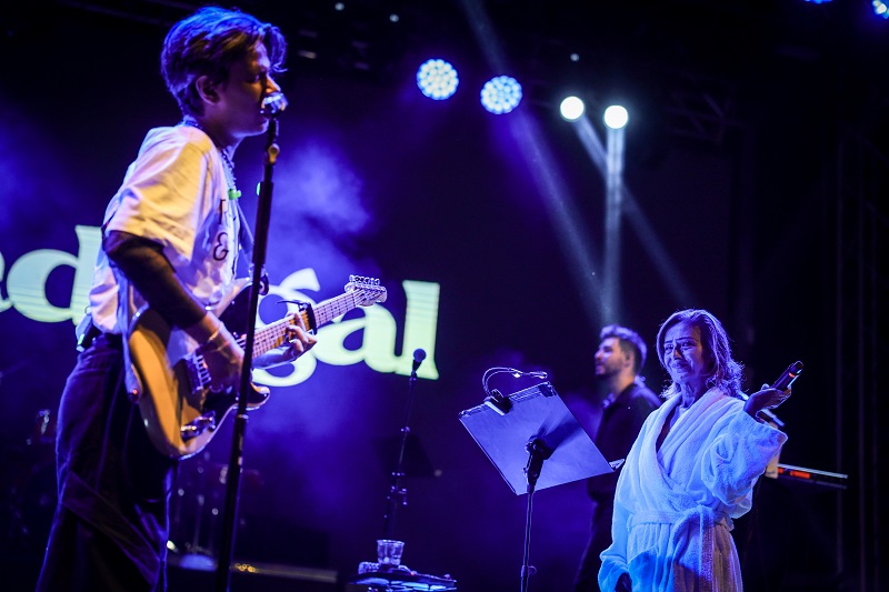 İzmir'in Yıldız'ına Sevgi Seli habereguven.com/izmirin-yildiz… <a href="/ozguraras/">ÖZGÜR ARAS</a> <a href="/YildizzTilbee/">Yıldız Tilbe</a>