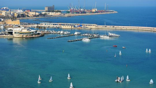 intesasanpaolo's tweet photo. L'ottava tappa di #ImpreseVincenti si è tenuta a Bari: 10 imprese di Puglia, Basilicata e Molise presenti in settori come aerospazio, chimica, elettromeccanica, servizi energetici, moda e cosmetici ci hanno raccontato le loro storie di successo.
 📌https://t.co/KYJKRDShzP https://t.co/ZABfyupWJY
