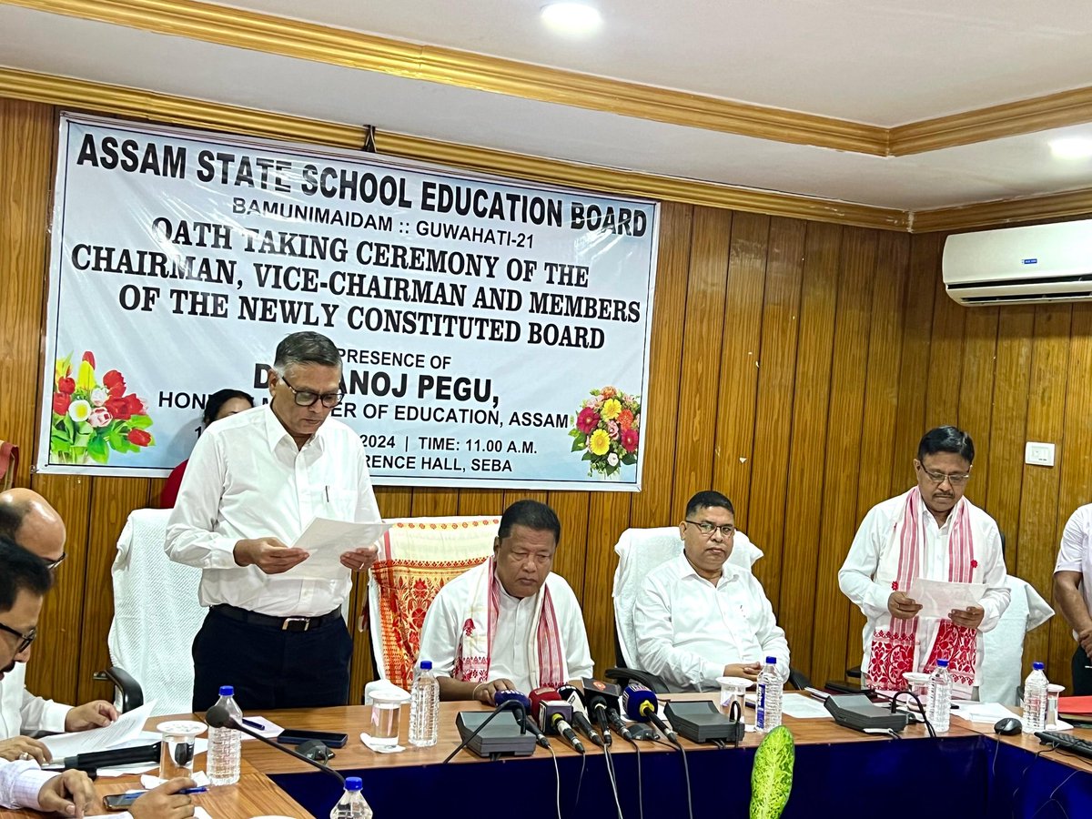 ranojpeguassam's tweet photo. A new era has begun in school education today with the oath taking by Chairman, Vice Chairman and Members of the Assam State School Education Board (ASSEB). I am glad to witness the event. I appreciated 60 years of service by SEBA and 40 years of service by AHSEC which will be now history. The ASSEB will now shoulder secondary education, from course design to conduct of examination. I appealed to the new board to focus on integration of skill training with school education and reduce dropout rate.
@himantabiswa 
@CMOfficeAssam 
@SchoolEdnAssam