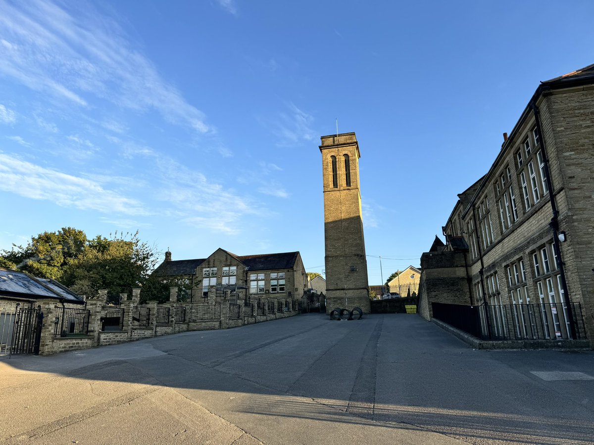 ☀️Happy Friday… what a beautiful morning. Hunter, our school dog, enjoyed the frost on the field this morning 🌅 Our school looks particularly beautiful in the morning sun.