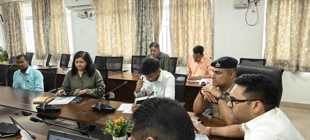 DC West Singhbhum (@dc_chaibasa) on Twitter photo समाहरणालय सभाकक्ष में DFO-सारंडा, पु.अधीक्षक सहित सलंग्न पदाधिकारियों संग आहूत बैठक दौरान सुदूरवर्ती मनोहरपुर/गुदड़ी प्रखंड क्षेत्र अंतर्गत मोबाइल टावर अधिष्ठापन से संबंधित मुद्दों पर विस्तार पूर्वक चर्चा कर समस्याओं का उचित निष्पादन सुनिश्चित करने का निर्देश दिया। <a href="/JharkhandCMO/">Office of Chief Minister, Jharkhand</a> समाहरणालय सभाकक्ष में DFO-सारंडा, पु.अधीक्षक सहित सलंग्न पदाधिकारियों संग आहूत बैठक दौरान सुदूरवर्ती मनोहरपुर/गुदड़ी प्रखंड क्षेत्र अंतर्गत मोबाइल टावर अधिष्ठापन से संबंधित मुद्दों पर विस्तार पूर्वक चर्चा कर समस्याओं का उचित निष्पादन सुनिश्चित करने का निर्देश दिया। <a href="/JharkhandCMO/">Office of Chief Minister, Jharkhand</a>