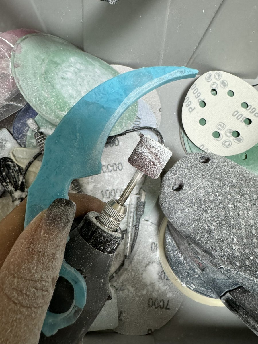 퇴근하고 한시간 동안 샌딩 작업을 햌ㅅ거니 손이 저려 징징징 거려
날은 직접 제가 갈아요...