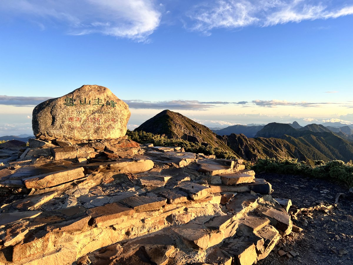 AnushaHiking's tweet photo. 1/ Updated Post of the hike to Mt. Syue (Xueshan or Snow Mountain) &amp; the highest alpine lake in Taiwan:

Taiwan's second-highest mountain, Xueshan, 3886m, is undoubtedly one of the top five most sought-after mountains to hike.

#Taiwan #mountains #MtSyue https://t.co/NZmSPofZ2k