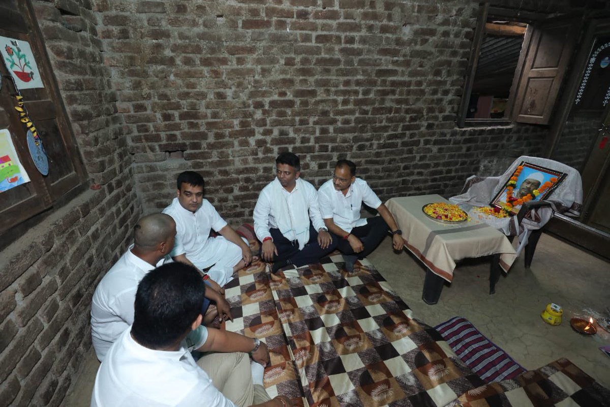 sanghaviharsh's tweet photo. मेरे पुराने साथी और मित्र गणेश बिरारी के घर वलसाड के धरमपुर में उनके पिता दुर्लभ भाई बिरारी के निधन पर श्रद्धांजलि अर्पित की।

ईश्वर, स्व. दुर्लभ भाई बिरारी जी की आत्मा को शांति और उनके परिवार को यह दुख सहने की शक्ति प्रदान करे। ॐ शांति https://t.co/zygD6C92jE