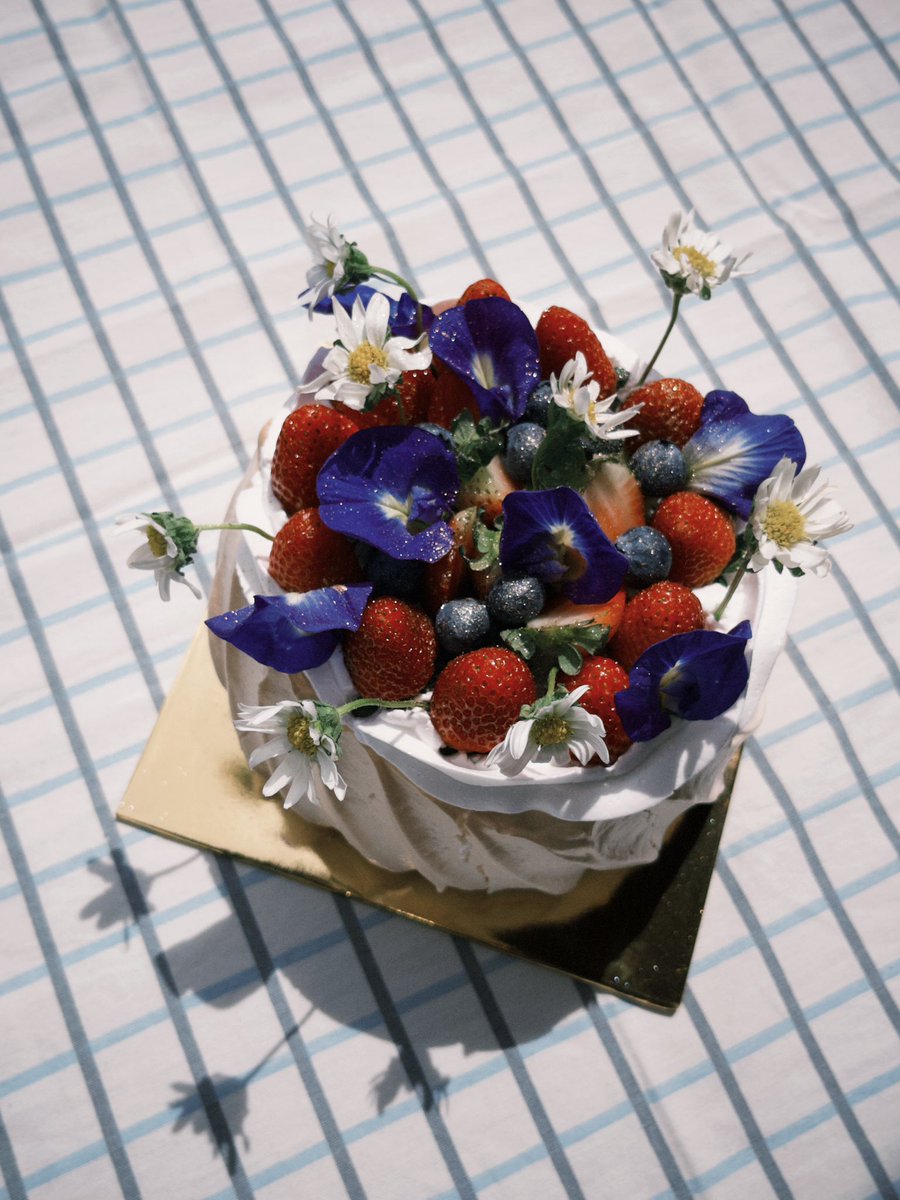 esahwhoo's tweet photo. made this beauty for my bestfriend’s engagement hantaran 🤍 https://t.co/eJBxvRBlVH