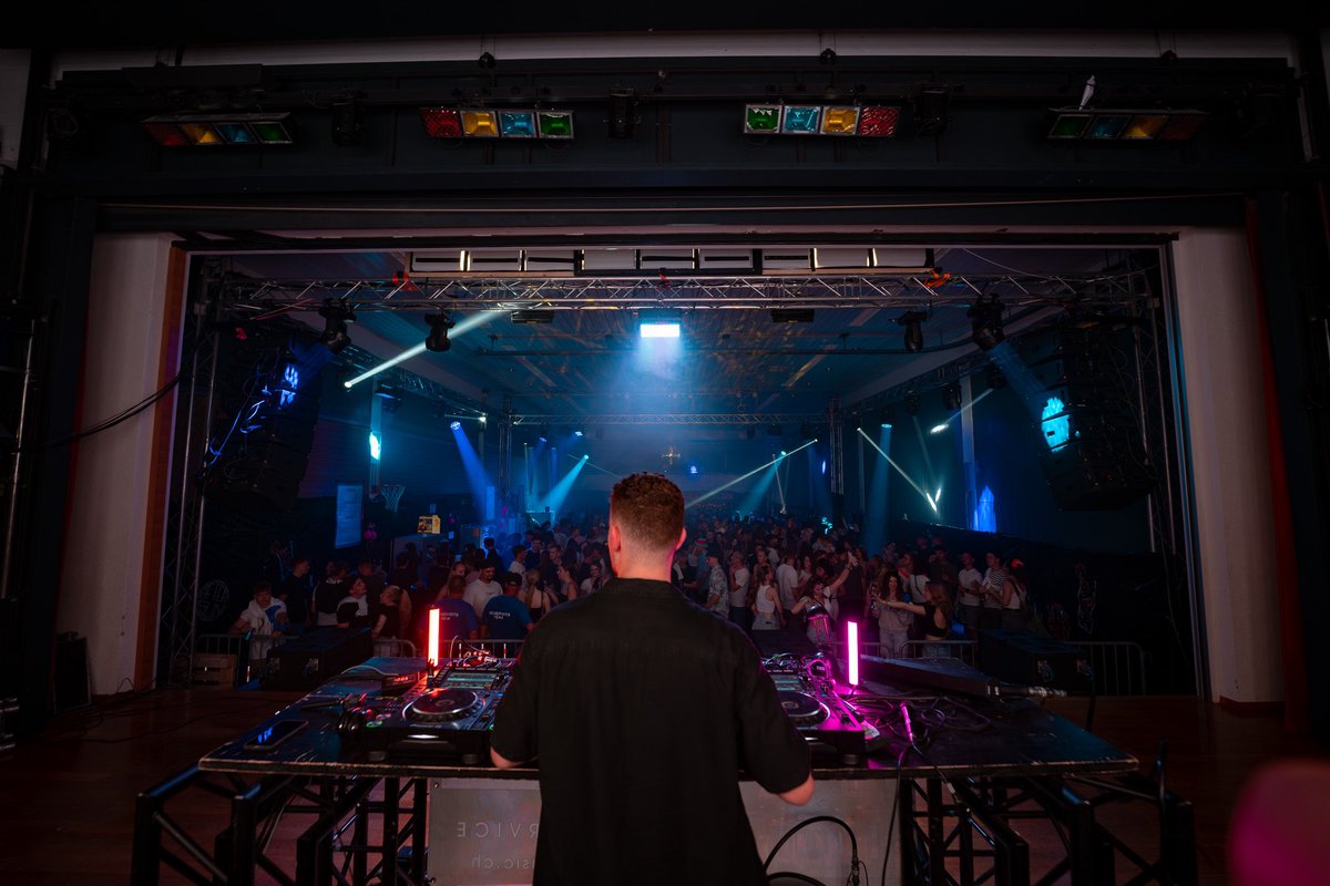 Felt soo good to be back at Aftersun last week! Thank you! 🤍

Now off to Sweden 🇸🇪 for a show and some songwriting. 
And then, the summertour is already over. But not the year 👀🤫

#teamwork #tourlife #musicbusiness