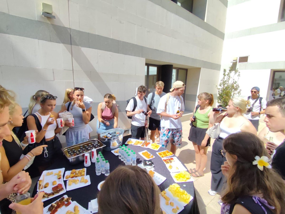 🫂Exitosa bienvenida a la <a href="/UA_Universidad/">Universidad de Alicante UA</a> de alumnado de otras universidades de todo el mundo 🗺️
👏Tras las charlas,😋llegó el momento de disfrutar de tapas típicas 🍠🥕🌮🍡