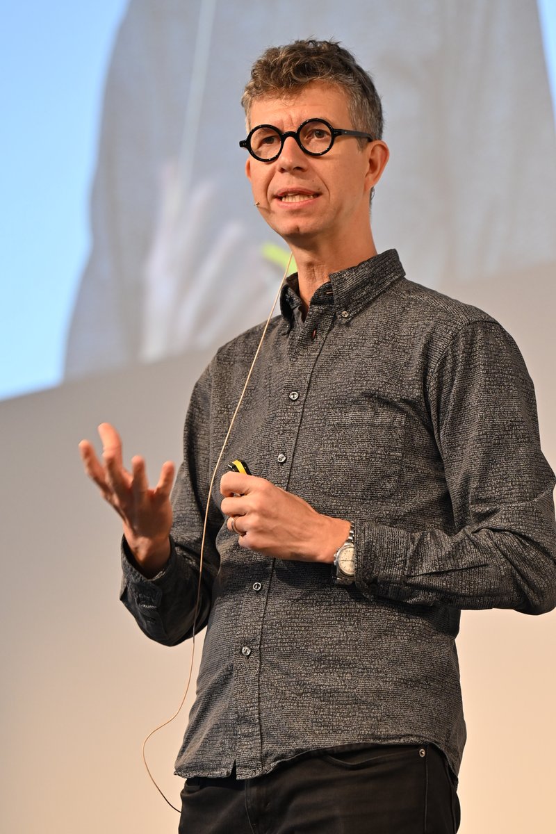 G. Duttweiler Inst' (@gdinstitute) on Twitter photo Stefano Puntoni, Professor für Marketing, eröffnet am zweiten Tag der Internationalen Handelstagung mit seiner Keynote über Coworking Bots: «KI soll uns nicht ersetzen, sie soll uns helfen aufzublühen».
#IHT24 #GDInstitute #Retail <a href="/PuntoniStefano/">Stefano Puntoni</a> Stefano Puntoni, Professor für Marketing, eröffnet am zweiten Tag der Internationalen Handelstagung mit seiner Keynote über Coworking Bots: «KI soll uns nicht ersetzen, sie soll uns helfen aufzublühen».
#IHT24 #GDInstitute #Retail <a href="/PuntoniStefano/">Stefano Puntoni</a>