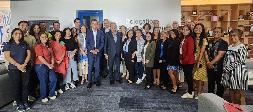 EUinthePH's tweet photo. Commissioner for Budget and Administration Johannes Hahn @JHahnEU meets the team of the #EUinthePhilippines๐ช๐บ๐ค๐ต๐ญ concluding a successful two-day visit to Manila, Philippines.๐ต๐ญ
The Commissioner visited the country to discuss budgetary policies.
#SolidTayo https://t.co/ueEvkH5pPP
