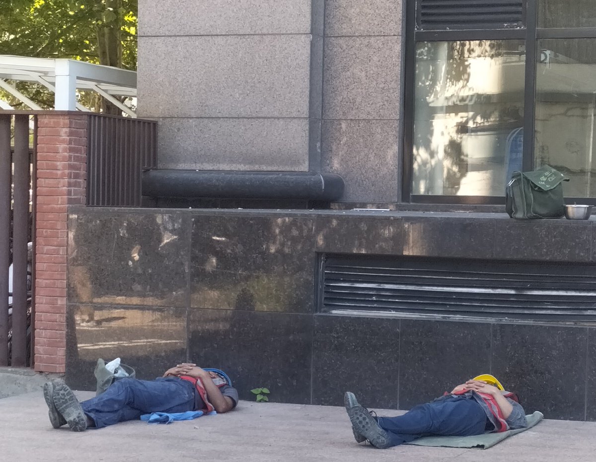 Siesta paralela en medio la calle.#gentedurmiendoencualquierpartedechina
