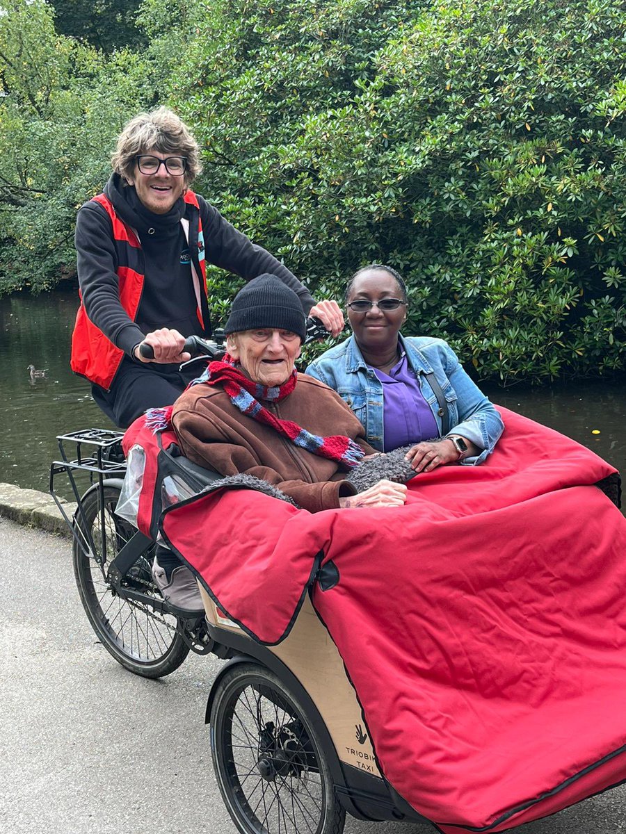 Hanging out in the park 💚