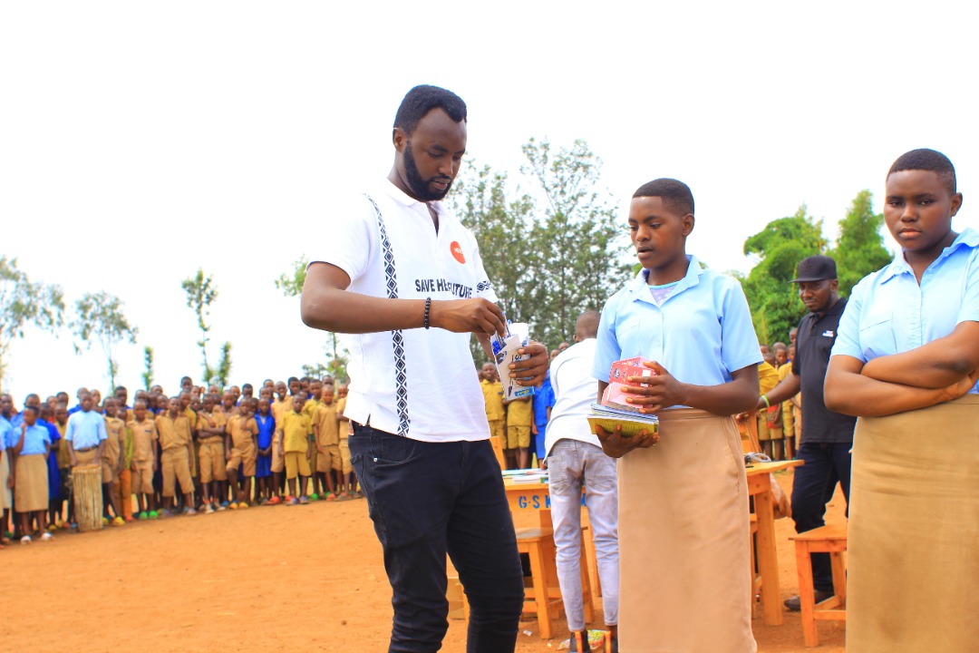 SaveHERFuture1's tweet photo. Amashuli yaratangiye! Waruziko Duke mpembwa nsagurira Abana b'Abakobwa muri SAVE HER FUTURE? Ubu Gahunda igezweho ni ugutangiza Campaign ya 🚨 GO BACK TO SCHOOL🚨tukagurira Ibikoresho Abana bataye Ishuli bakarigarukamo mu Karere Ka Kamonyi - Mugina! Ikaze mu Ngamba! Iyi Si.. https://t.co/R46MZXka8Y