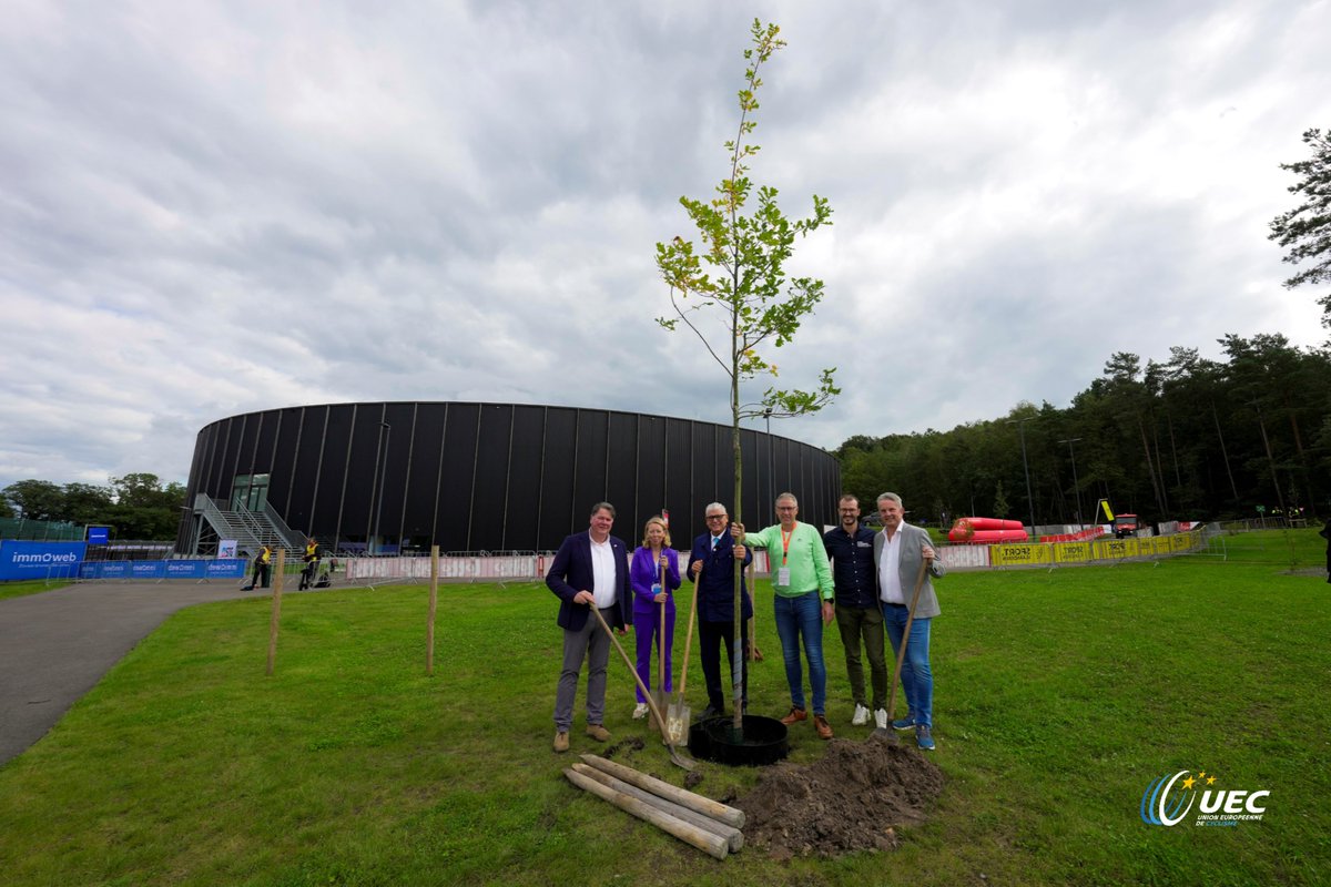 UEC_cycling's tweet photo. Today we planted the #UECForest trees 49 & 50 at Heusden-Zolder Velodrom for #EuroRoad24๐ง๐ช
Together with representatives from the Municipality of Heusden-Zolder, Circuit Zolder, Belgian Cycling, we are reinforcing our commitment to the environment.
Map > https://t.co/QmzaWHtqsA https://t.co/aXlWa2erN4