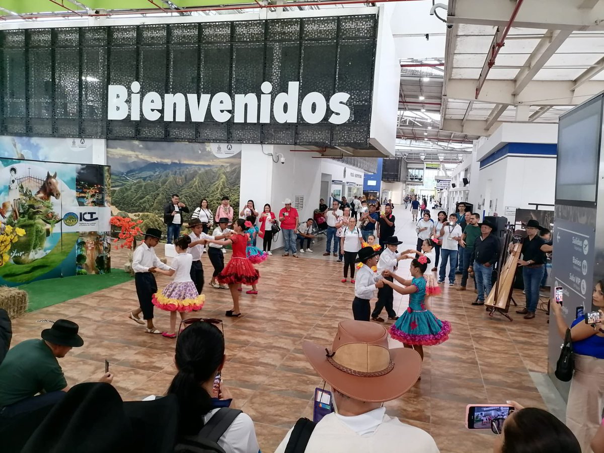 johanasmedina's tweet photo. Dando la bienvenida a las delegaciones de los diferentes Departamentos que hoy están llegando a Yopal, agradecemos @alcaldiadeyopal  que nos brinda su apoyo para mostrar nuestra cultura llanera y dar grata bienvenida. Yopal Corazón Llanero. En el Sena los sueños si se cumplen 🙏 https://t.co/2v1YAg5Zo9