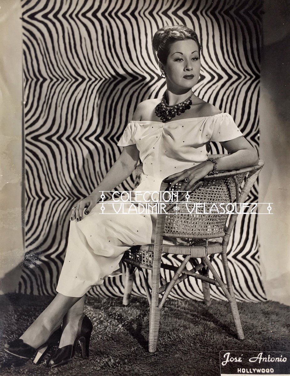 limantigua's tweet photo. Una mujer de un extraordinario registro vocal y la única peruana poseedora de una estrella en el Paseo de la Fama de Hollywood.
Colección Vladimir Velásquez-Lima Antigua
#UnDiaComoHoy #YmaSumac #PeruvianSinger #vladimirvelasquez #limantigua https://t.co/diho4Hcfw4