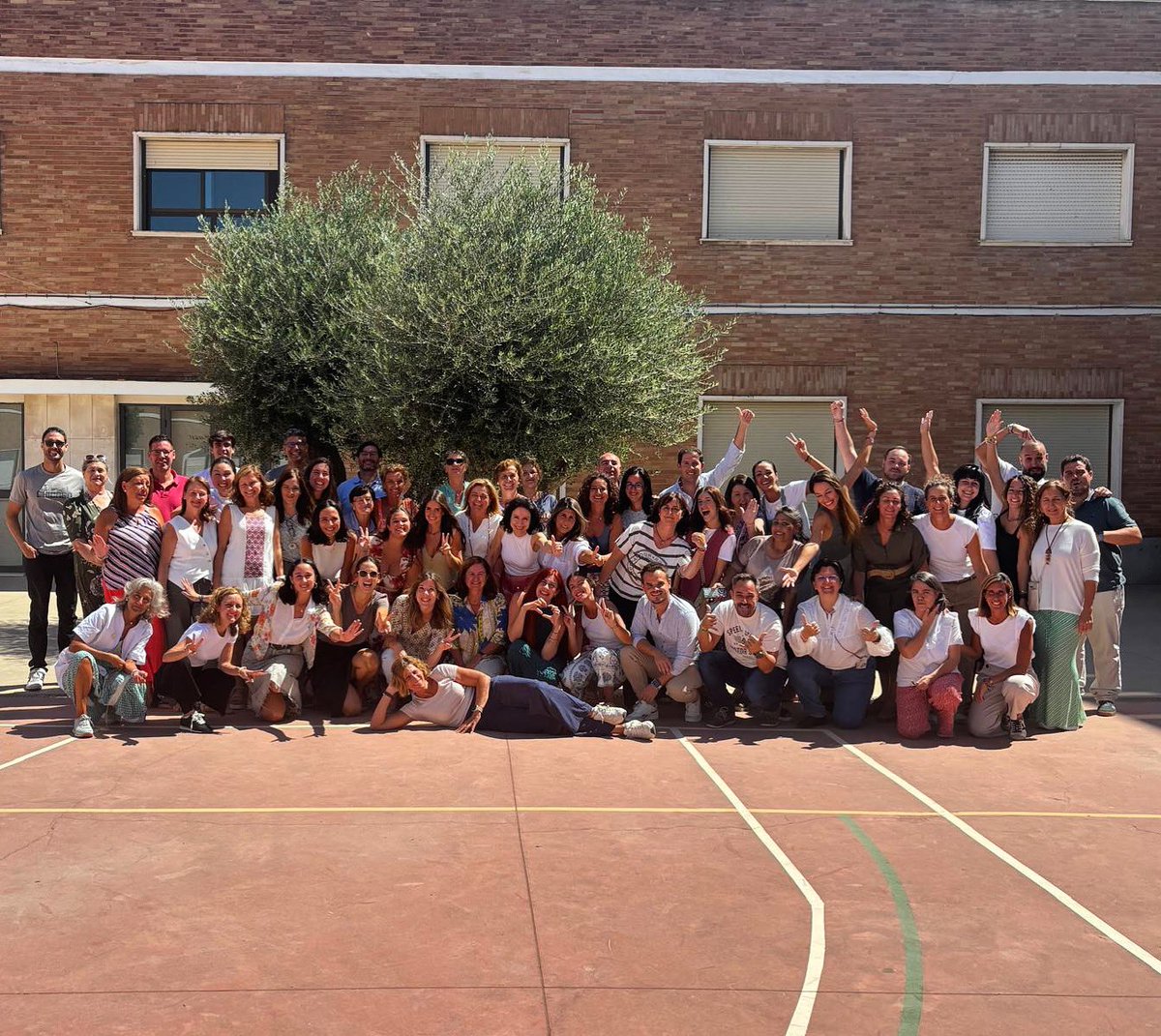 fet_huelva's tweet photo. ¡Nuestro claustro está listo para la aventura! Somos un equipo de #alia2, ¡y juntos vamos a conquistar este nuevo curso! https://t.co/Q2EbEYGpIS