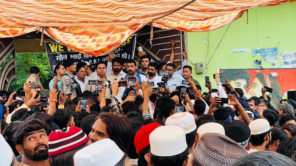 BhimArmyChief's tweet photo. आज भाई वसीम के परिजनों से मुलाकात कर संवेदनाएँ व्यक्त की।

मैं मुख्यमंत्री @pushkardhami जी से मामले की सीबीआई जाँच कराने और हमारे लोगों पर लगाए गए झूठे मुक़दमे वापिस लेने की माँग करता हूँ अन्यथा 5 अक्टूबर से अनिश्चितकालीन धरने पर बैठने को मजबूर हूँ। https://t.co/UuhWtKaQMi