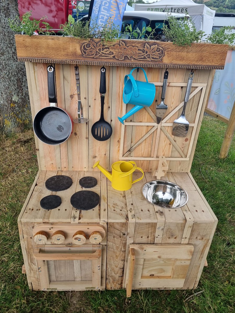 Cardiff_valeCP's tweet photo. Community Payback Cardiff and the Vale of Glamorgan workshop team designed and manufactored a bespoke miniture mud kirchen and micro garden from recycled wood for presentation at the Royal Welsh Show 2024 in partnership with Social Farms and Gardens.
#growingwelltogether https://t.co/6ShXmygtJW