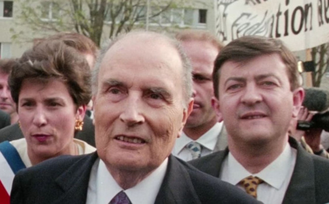jon_delorraine's tweet photo. Aidons @ErsiliaSoudais qui a le niveau de Delogu en Histoire.

À gauche : Pétain qui remet la Francisque à François Mitterrand 
À droite : Mitterrand et Mélenchon https://t.co/684wjGL2Y8