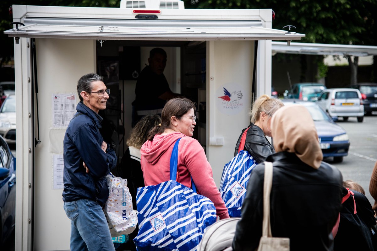 SecoursPop's tweet photo. Aller à la rencontre de ceux qui en ont besoin à bord du #Solidaribus 🚌
A #MagnyEnVexin chaque jeudi, nous installons notre antenne mobile pour aller à la rencontre des personnes qui font face à la précarité, et leur apporter une écoute attentive. https://t.co/qJitpbcEdF