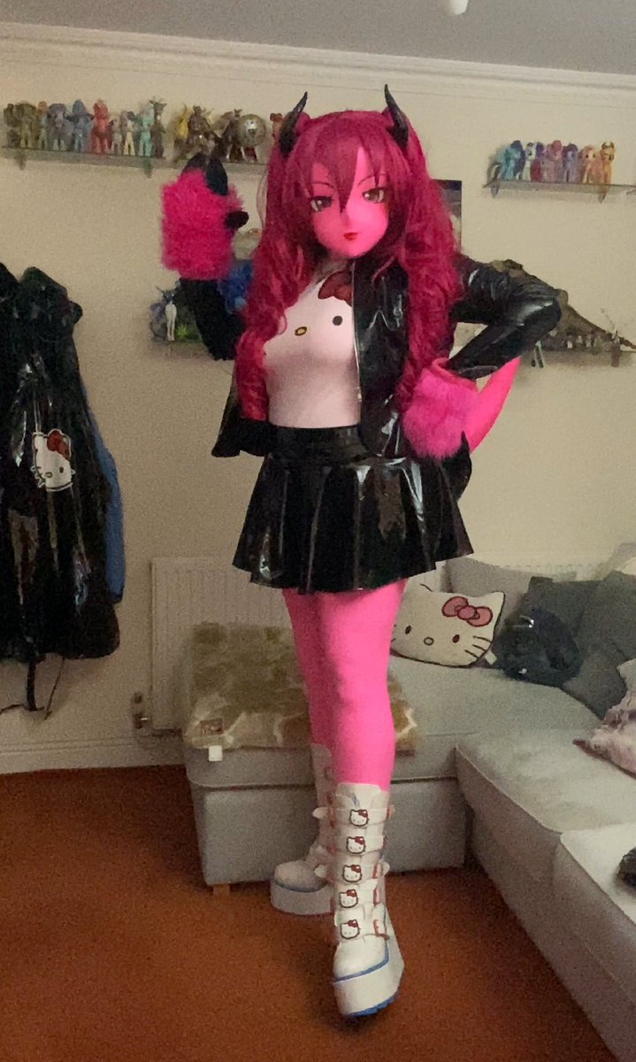 SwitchKara's tweet image. Some pictures from Karmera and The Hello Kitty boots time ^_^ Having a tail is so fun!

#Kigurumi #HelloKitty #Dollskill #YRU #PVC