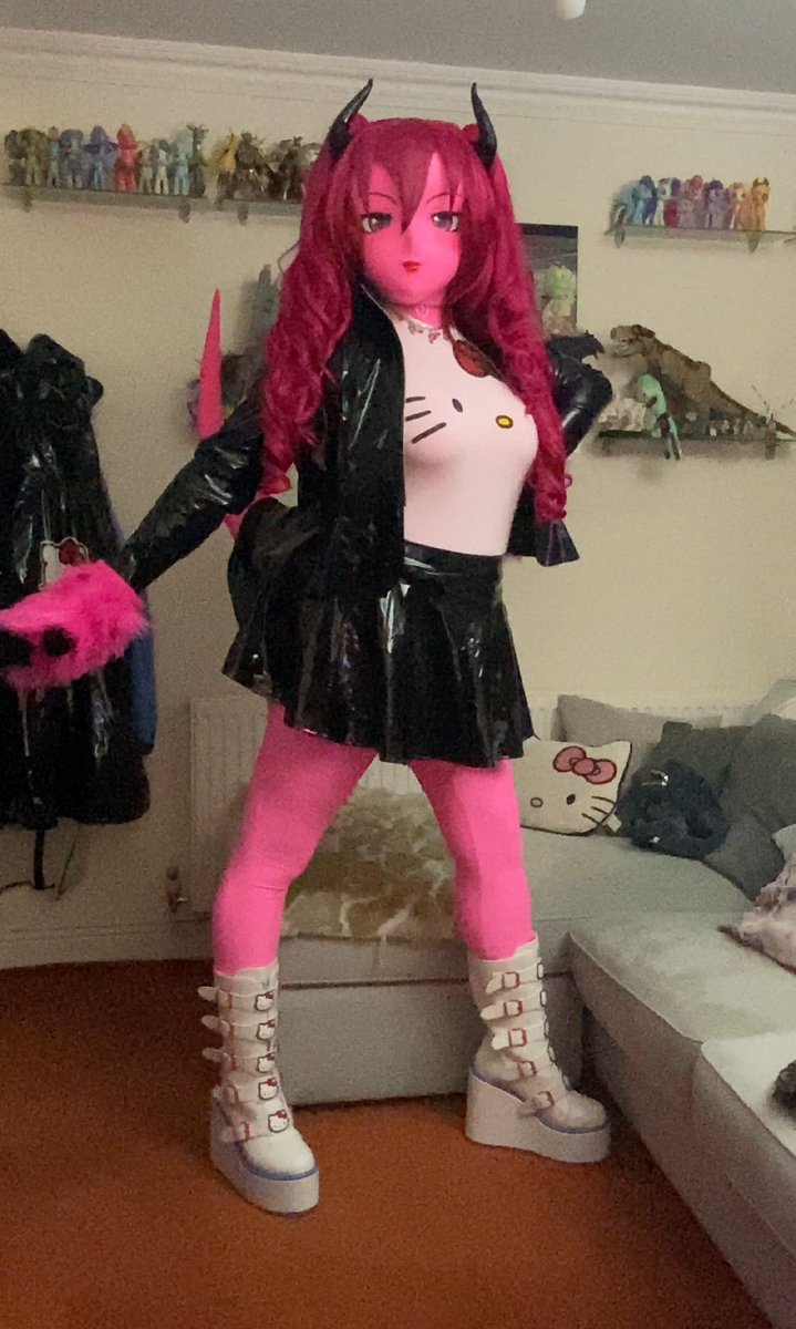SwitchKara's tweet image. Some pictures from Karmera and The Hello Kitty boots time ^_^ Having a tail is so fun!

#Kigurumi #HelloKitty #Dollskill #YRU #PVC