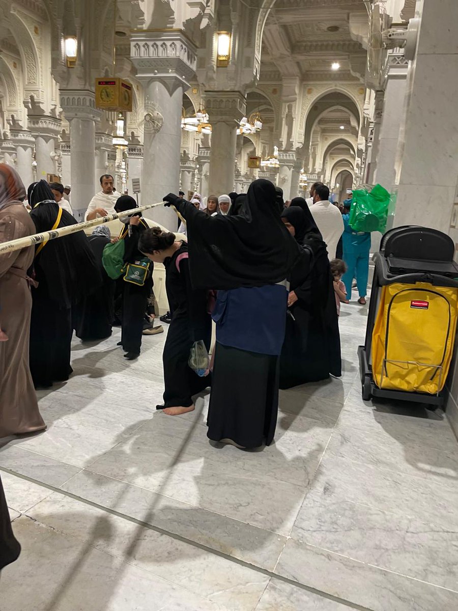 hos_na2's tweet photo. لحظة نزول فريق #رفقاء_الحسنى التطوعي 
الى مقر العمل في الحرم المكي، ثم التفويج الى اماكنهم. https://t.co/wuc9b4Bv4v